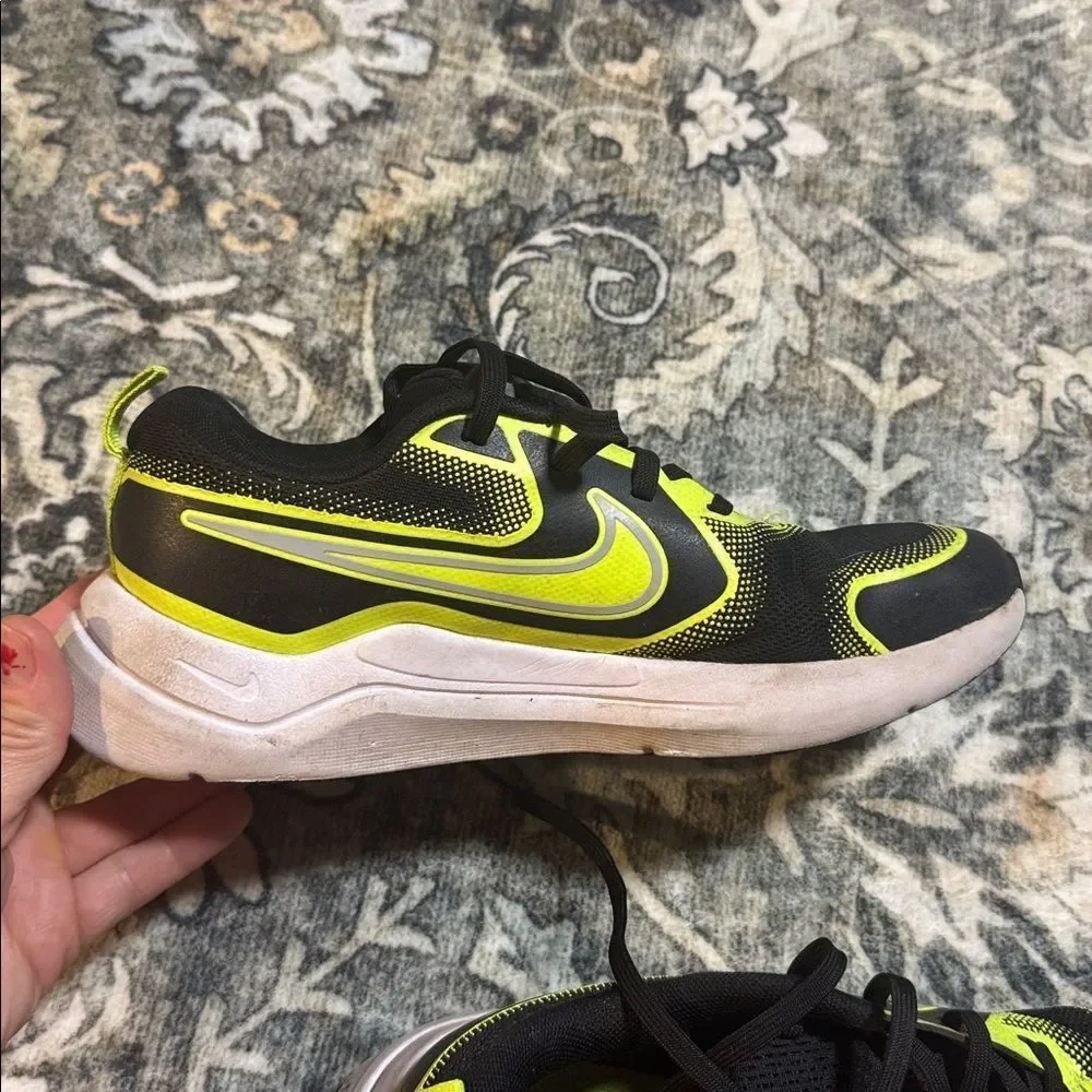 Nike Boys Cosmic Runner Sneaker